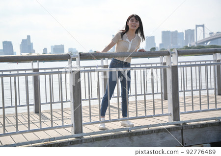 從台場的一個碼頭看海的女人 92776489