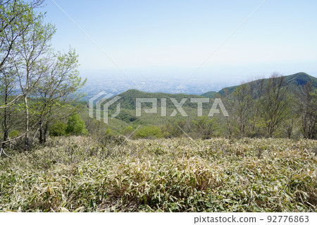 Mt. Akagi, Gunma Prefecture, looking toward Arayama from the south side of the summit of Mt. Jizo, May 29, 2022 Mt. Akagi, Gunma Prefecture, looking toward Arayama from the south side of the summit of Mt. Jizo, May 29, 2022 92776863