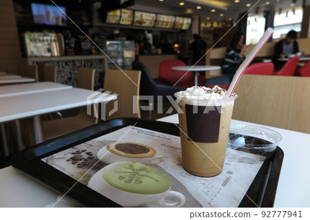 在漢堡店的托盤上搖一搖 92777941