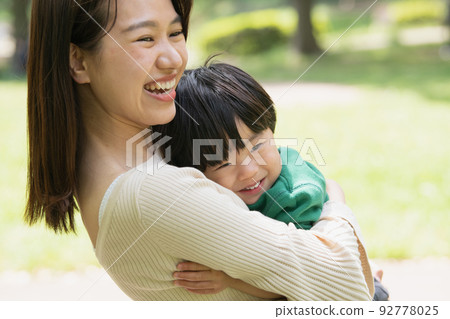 A boy who is spoiled by his mother, parenting, skinship image 92778025