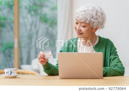 一個喜歡在電腦上網上購物的白髮女人 一個喜歡在電腦上網上購物的白髮女人 92778064