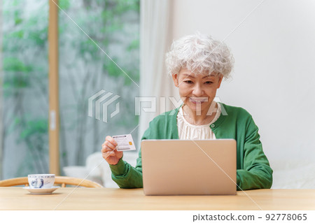 一個喜歡在電腦上網上購物的白髮女人 一個喜歡在電腦上網上購物的白髮女人 92778065