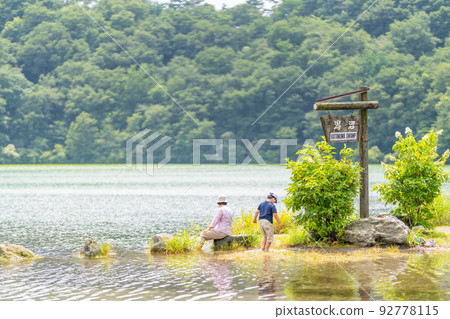 片沼祖母和孫子在水中玩耍 92778115