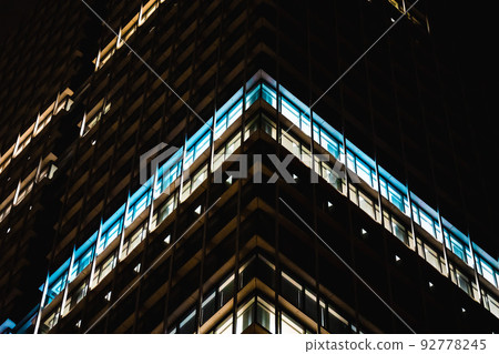 建築物的一角亮了 建築物的一角亮了 92778245