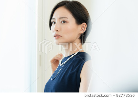 A woman wearing a shirt 92778556