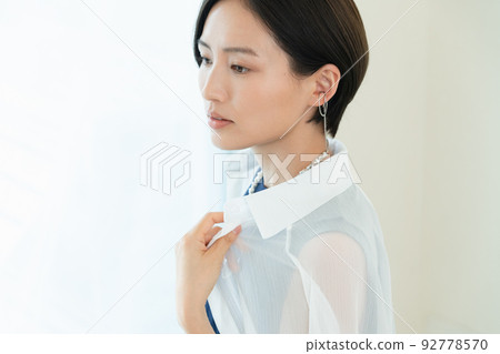 A woman wearing a shirt 92778570