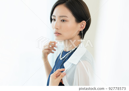 一個女人穿著一件襯衫 92778573