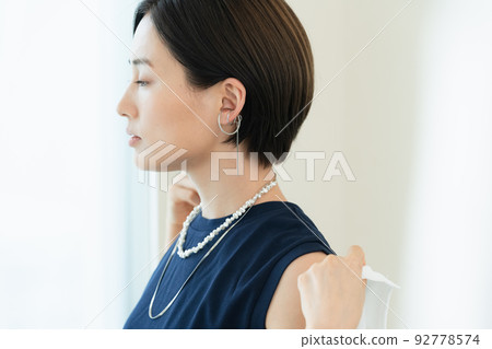 一個女人穿著一件襯衫 92778574