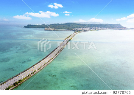 中海路(沖繩縣宇流間市) *漲潮時,後面的宮城島 中海路(沖繩縣宇流間市) *漲潮時,後面的宮城島 92778765