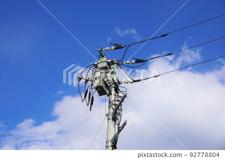 藍天和電線桿 藍天和電線桿 92778804