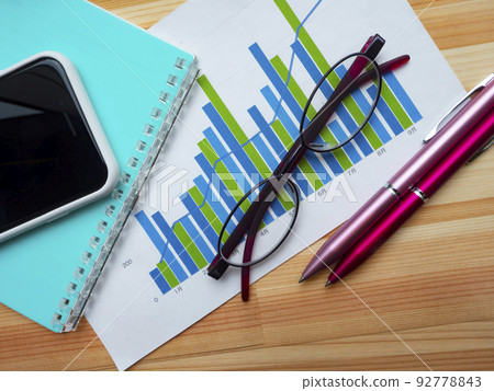 圖表、筆記本、眼鏡、智能手機的商業形象（女性） 92778843