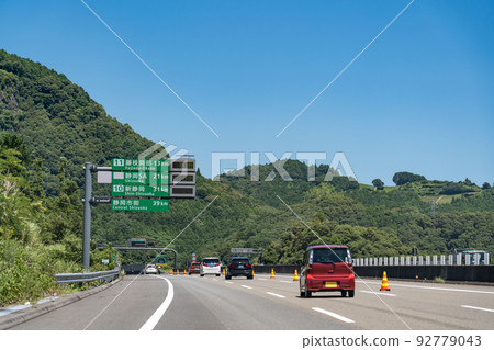 A car driving near the Fujieda-Okabe Interchange on the Shin-Tomei Expressway, Shizuoka Prefecture 92779043