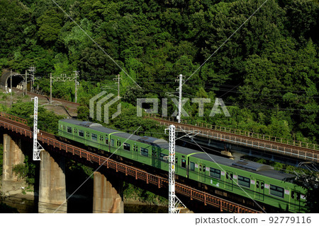 在 6 號大和川大橋上運行的 201 系列普通列車 在 6 號大和川大橋上運行的 201 系列普通列車 92779116