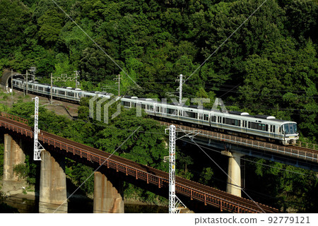 八輛 221 系列大和地快速列車在 6 號大和川大橋上運行 92779121