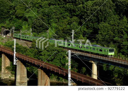 在 6 號大和川大橋上運行的 6 輛 201 系列地方列車 92779122