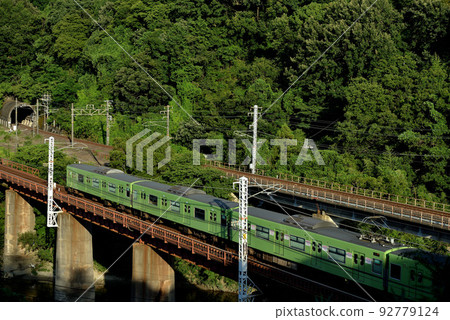 在 6 號大和川大橋上運行的 201 系列普通列車 92779124