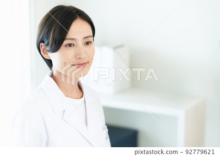穿白大褂的女人 92779621