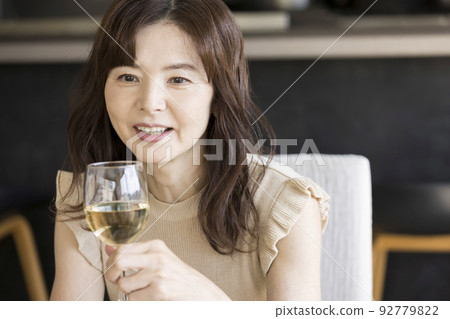 在餐館吃飯的中年婦女 在餐館吃飯的中年婦女 92779822
