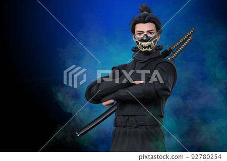 一個戴著惡魔面具的年輕男忍者雙臂交叉 92780254