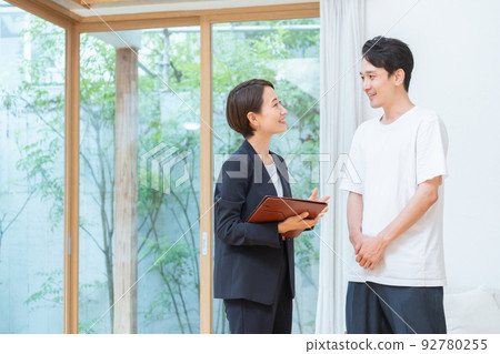 A real estate agent's salesman and a man who previews a house (business, real estate, rental, living alone) A real estate agent's salesman and a man who previews a house (business, real estate, rental, living alone) 92780255