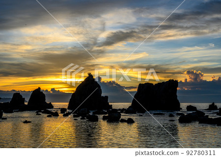 [Wakayama Prefecture] Hashiguiiwa Rock Dawn 92780311