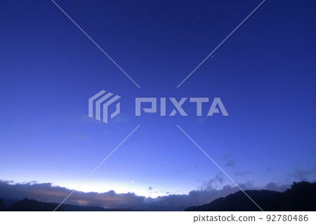 金星、卡佩拉、畢宿五、昴宿星和火星在北斗市白州町開始變亮的東方天空中排列。 92780486