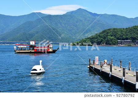 富士河口湖町：河口湖與河口湖遊覽船天晴碼頭與天晴與夏日的天空 92780792