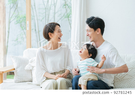 客廳裡微笑的父母和孩子(家庭、家庭、育兒、育兒) 客廳裡微笑的父母和孩子(家庭、家庭、育兒、育兒) 92781245