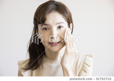 Reusable for middle-aged women to remove makeup with a cotton puff that can be used repeatedly 92783728