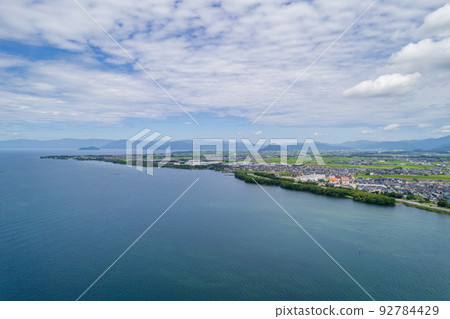 從琵琶湖遠眺長濱市田野的無人機拍攝｜滋賀縣長濱市 92784429