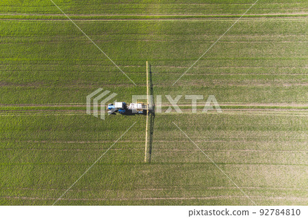 agricultural machine treats pesticides from pests and diseases 92784810