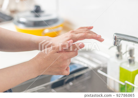 一個女人擔心粗糙的手 92786865