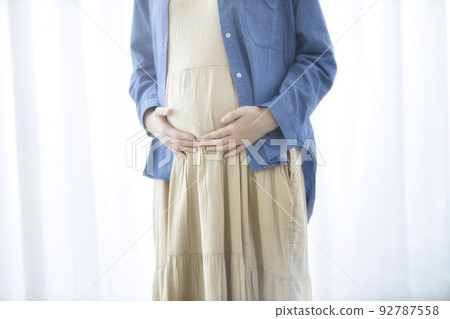 一名身穿藍色襯衫的孕婦 一名身穿藍色襯衫的孕婦 92787558