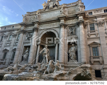 italy trevi fountain 92787592