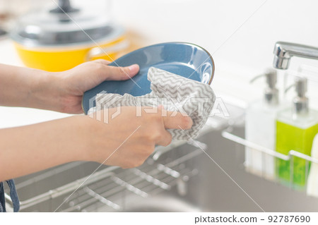 擦盤子的女人 92787690