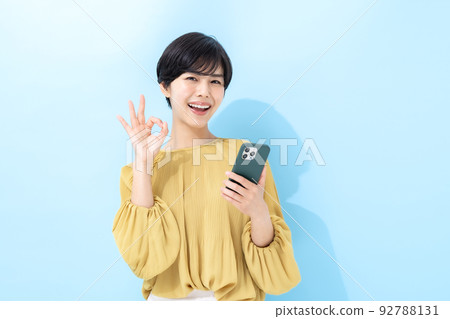 女人智能手機藍背 92788131