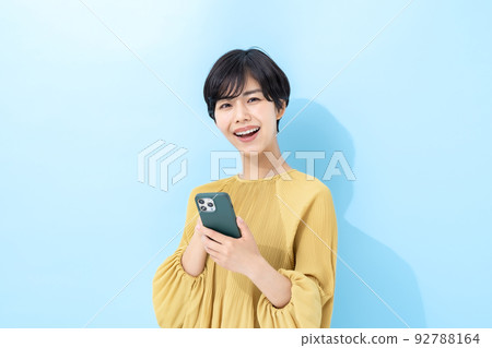 女人智能手機藍背 92788164