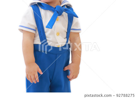 穿著藍白服裝的男孩 92788275