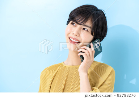 女人智能手機藍背 92788276