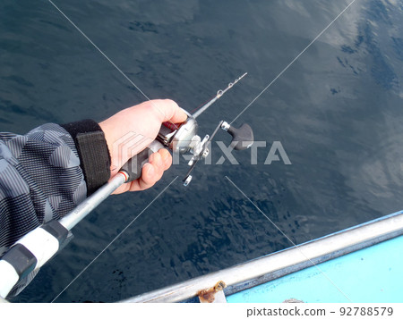 川萩捕魚中用船上的誘餌將噱頭投入水中等待魚的形象 92788579