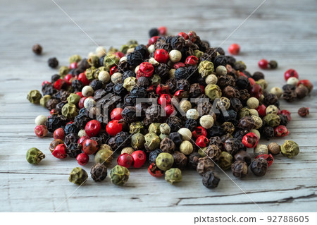 Five kinds of pepper close up (Piper nigrum) Five kinds of pepper close up (Piper nigrum) 92788605