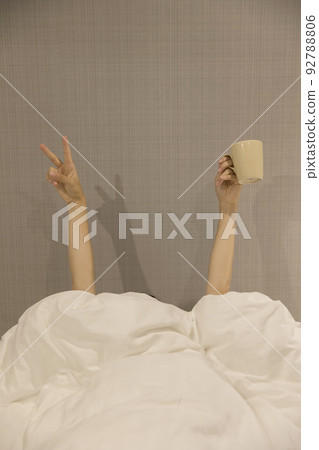 Hocance 圖像年輕女子花時間在床上 Hocance 圖像年輕女子花時間在床上 92788806