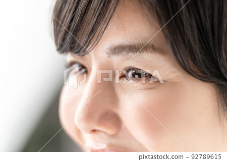 Female eyes 92789615