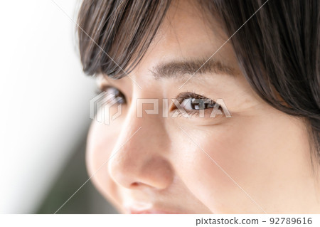Female eyes 92789616