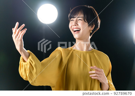 女演員劇院舞台唱歌 92789670