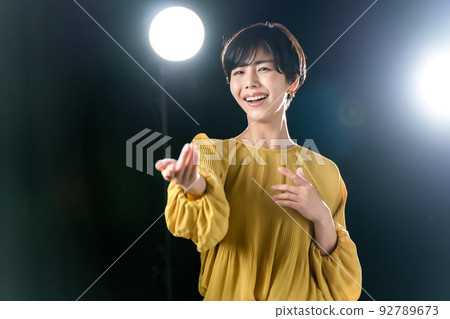 女演員劇院舞台唱歌 92789673