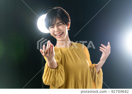 女演員劇院舞台唱歌 92789682