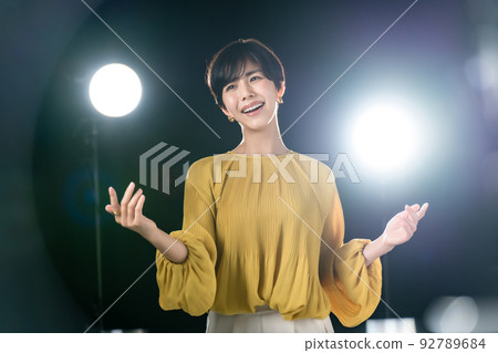 女演員劇院舞台唱歌 92789684