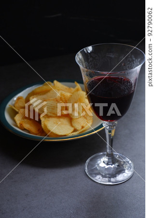 Potato chips with red wine 92790062
