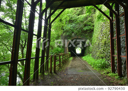 舊日本國鐵足尾線神戶站附近的磚砌隧道,現已成為人行道 舊日本國鐵足尾線神戶站附近的磚砌隧道,現已成為人行道 92790430